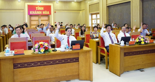 Các đại biểu HĐND tỉnh Khánh Hòa biểu quyết thông qua các nghị quyết tại Kỳ họp chuyên đề tháng 6 - ẢNH PHƯƠNG ANH